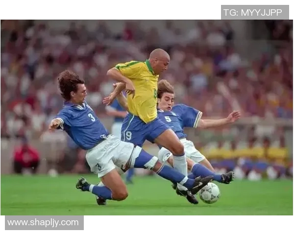 足球明星甜蜜恋情揭秘与精彩瞬间回顾