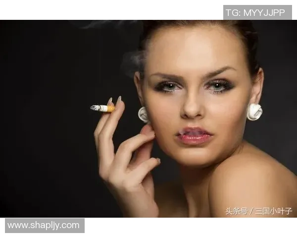 足球明星吸烟瞬间曝光引发热议背后的健康隐患与公众形象探讨