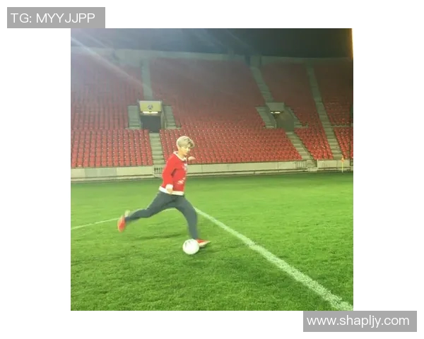 路人偶遇足球明星瞬间定格温馨合影分享生活中的小确幸